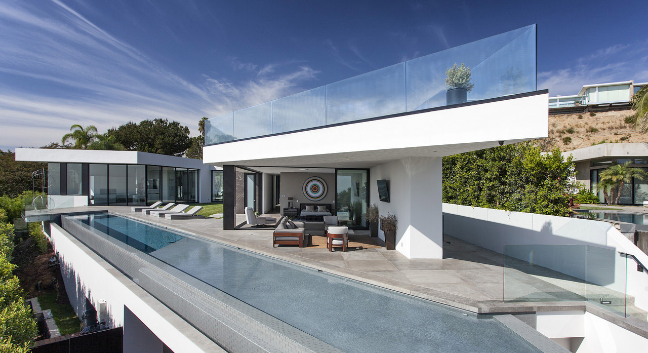 villa infinity pool glass panorama