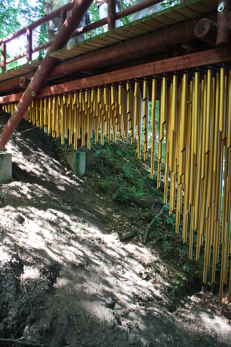 installazione musicale ponte foresta tubi alluminio
