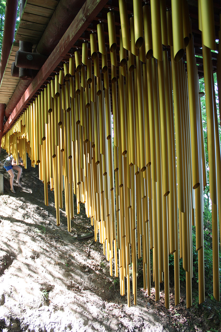 installazione musicale ponte foresta tubi alluminio