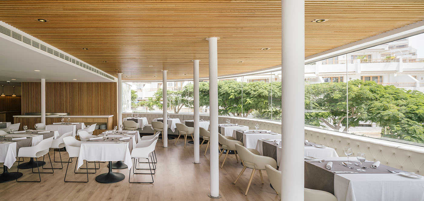 resort restaurante terraza mobiliario madera