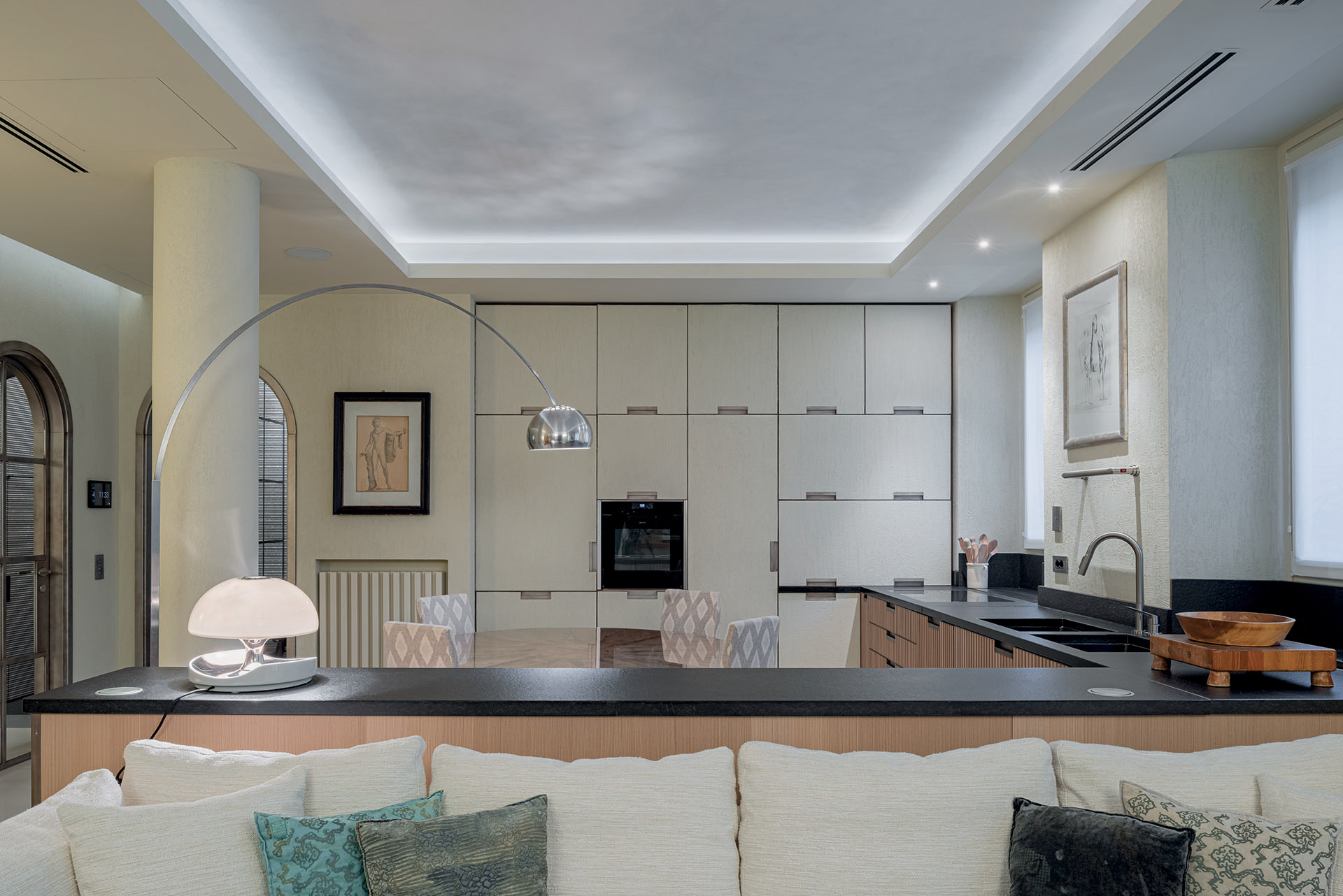 Apartment in Milan. The interior combines historical quotes and ...