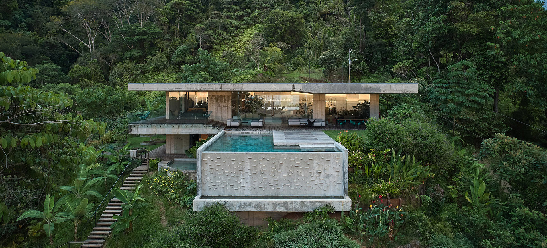 Villa inspired by the laws of the jungle. A balance between nature and luxury accommodation