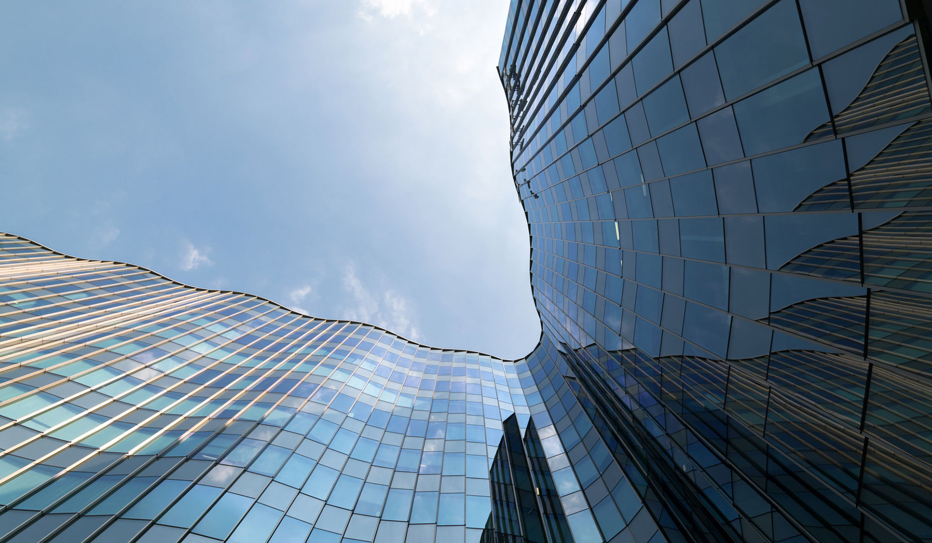 FYI Center in Bangkok. Multifunctional glass center with an undulating shape