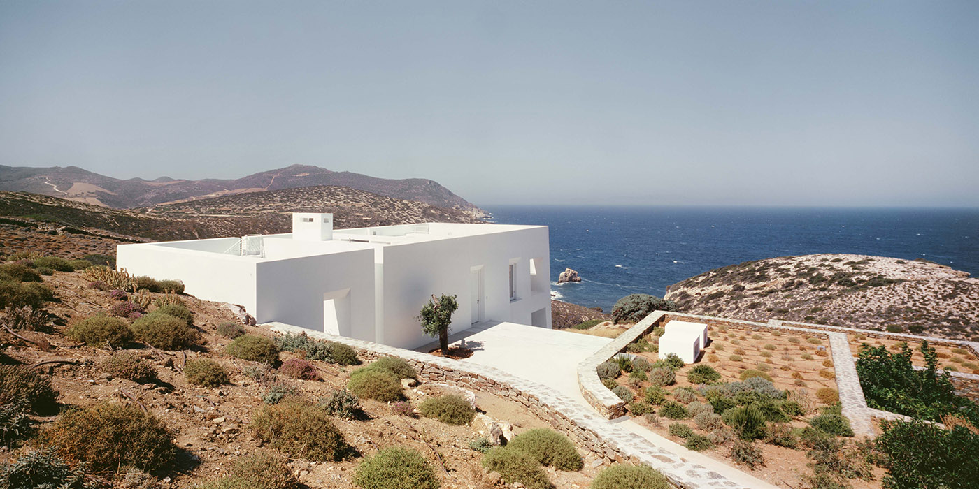 Act of balance between human experience and the environment. A villa as a temple to the sun and the culture of the Greek islands