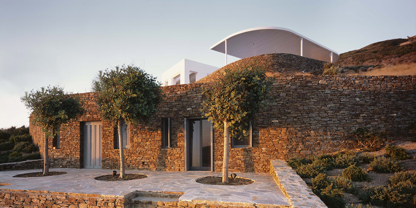 Act of balance between human experience and the environment. A villa as a temple to the sun and the culture of the Greek islands