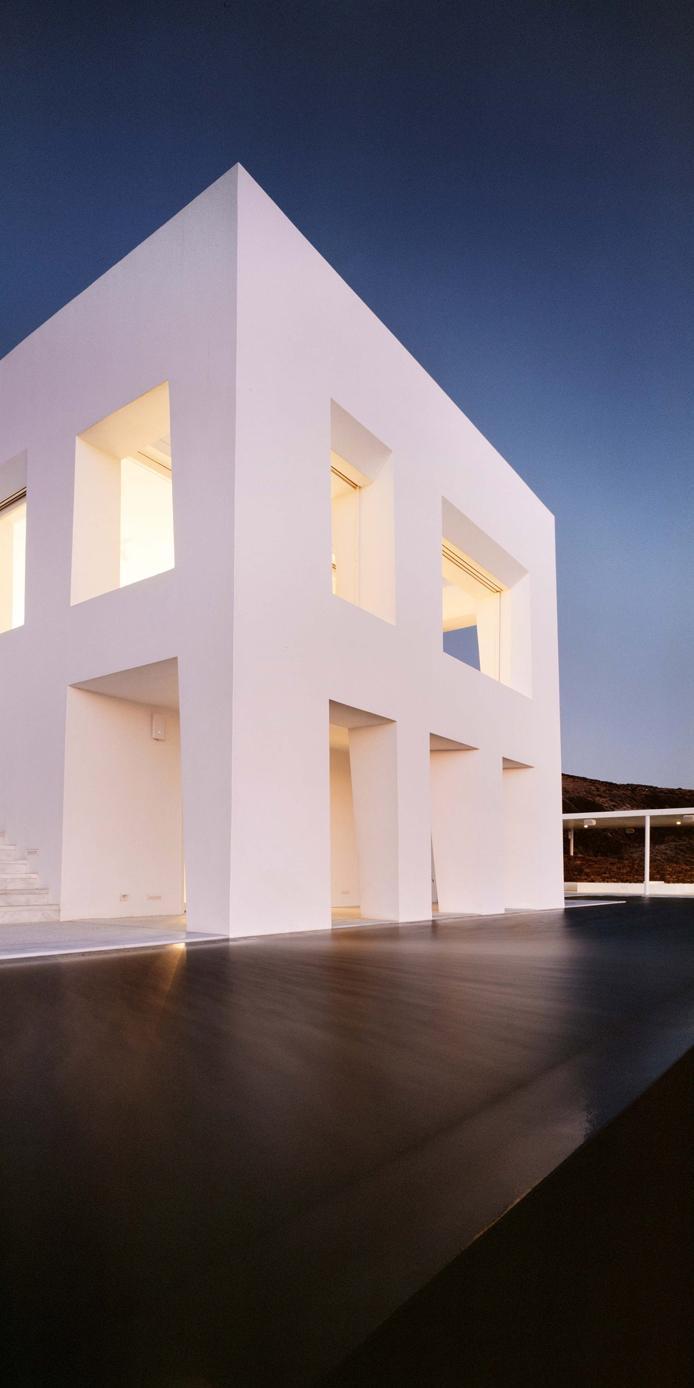 Act of balance between human experience and the environment. A villa as a temple to the sun and the culture of the Greek islands