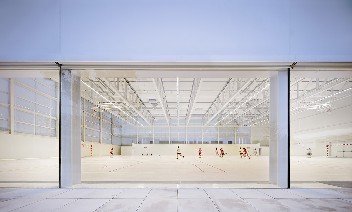 Pavillon sportif universitaire de Madrid : lumière et espace