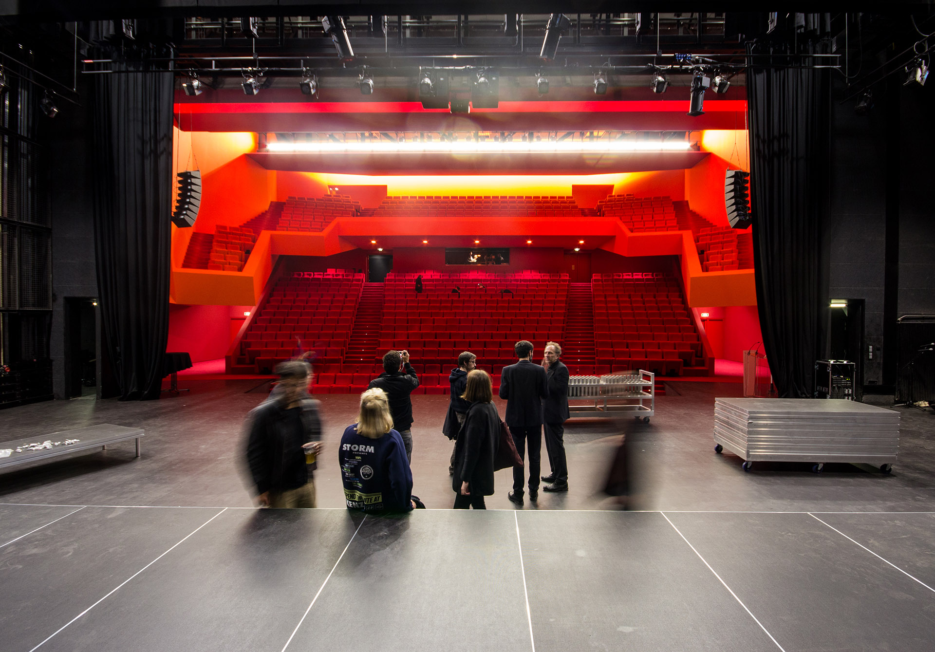 The theatre as a metamorphic protagonist of the spectacle. Art as a social challenge in a land of mines