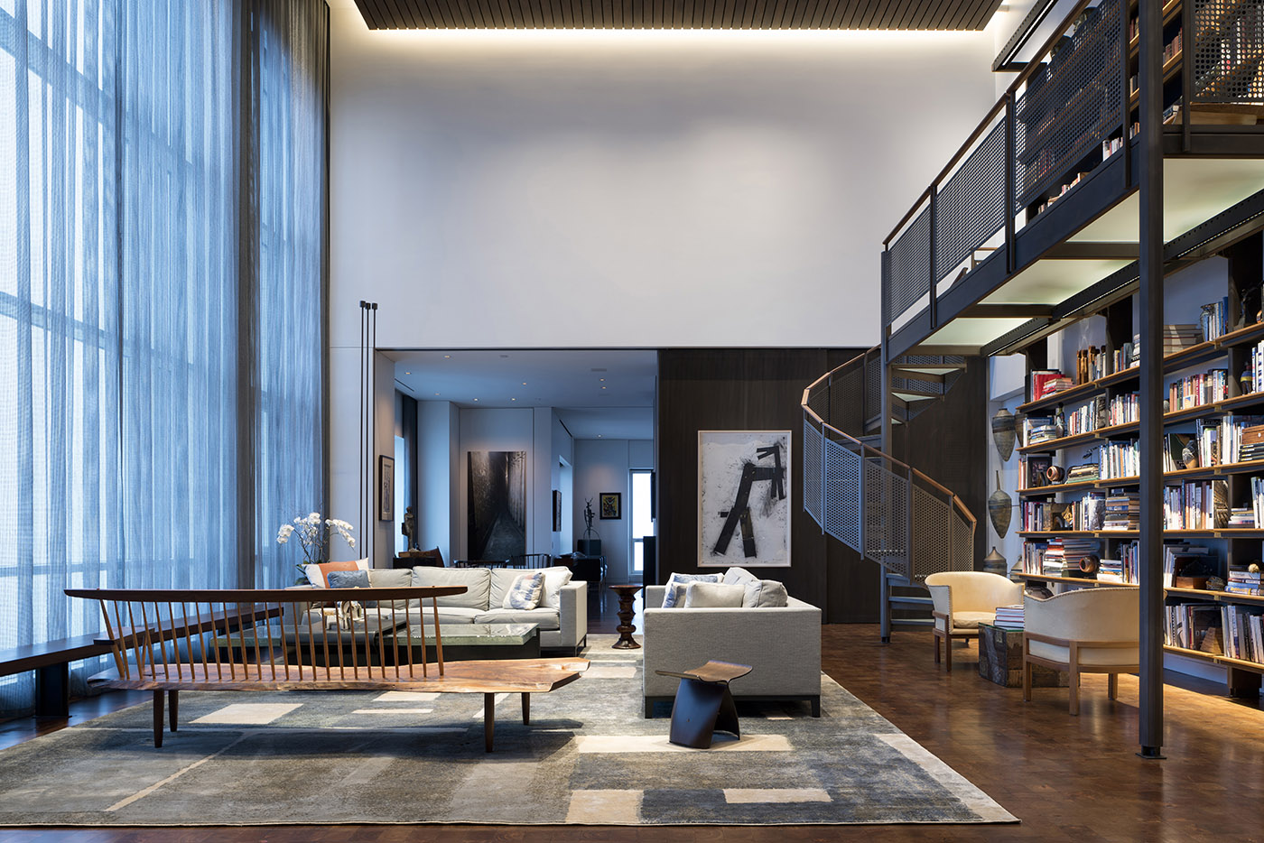 Penthouse in a Chicago skyscraper. 360 degree panoramic view of the city