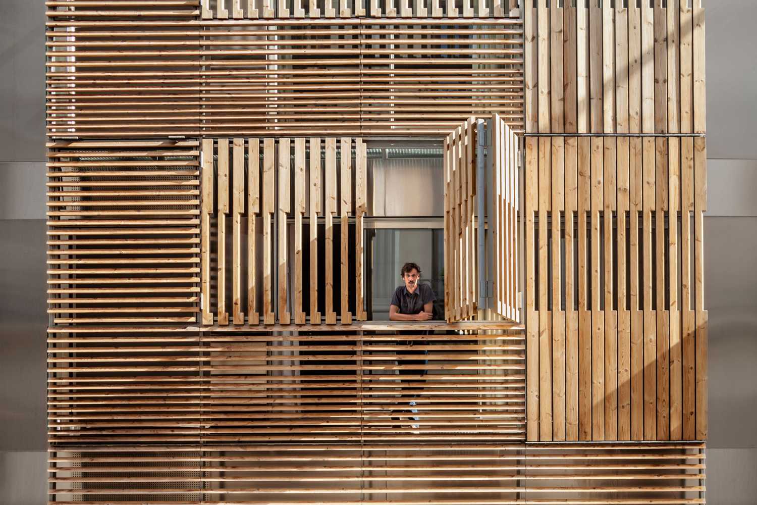Vida doméstica oculta por listones de madera. Privacidad en el centro de Barcelona