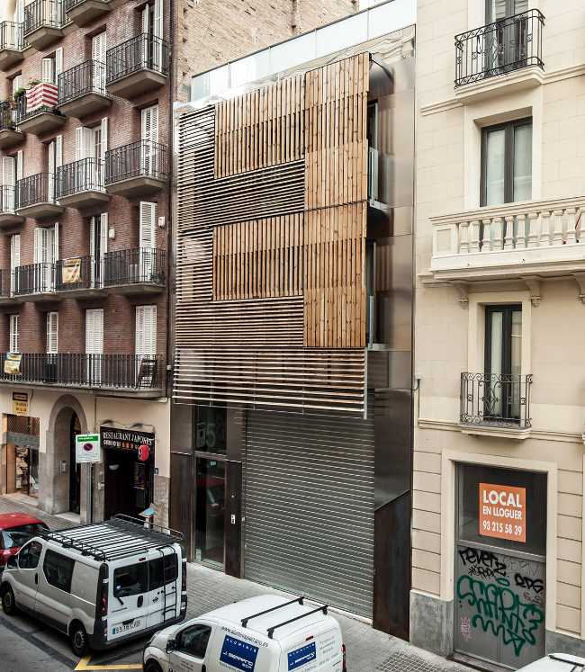 Domestic life concealed by wooden slats. Privacy in the centre of Barcelona