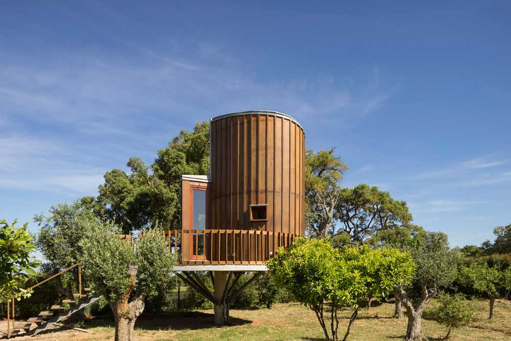 Wooden house in the treetops. Emphasis on smell, touch and comfort in the interior