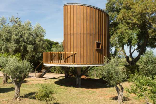 Wooden house in the treetops. Emphasis on smell, touch and comfort in the interior