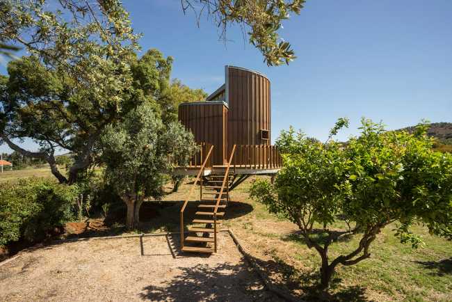 Wooden house in the treetops. Emphasis on smell, touch and comfort in the interior