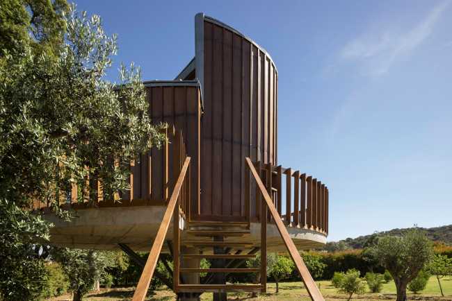 Wooden house in the treetops. Emphasis on smell, touch and comfort in the interior