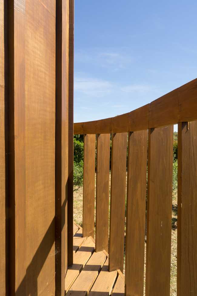 Wooden house in the treetops. Emphasis on smell, touch and comfort in the interior