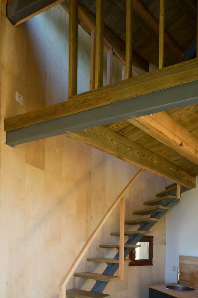 Wooden house in the treetops. Emphasis on smell, touch and comfort in the interior