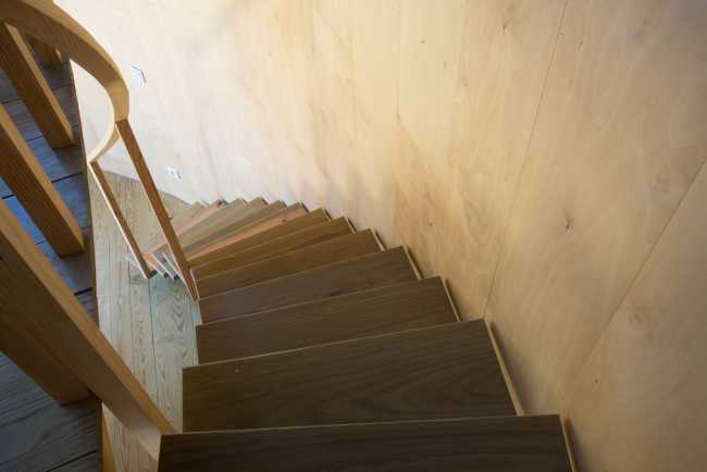 Wooden house in the treetops. Emphasis on smell, touch and comfort in the interior