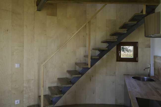 Wooden house in the treetops. Emphasis on smell, touch and comfort in the interior