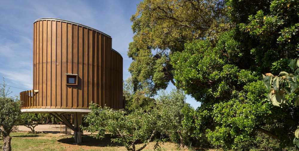 Casa in legno tra le cime degli alberi