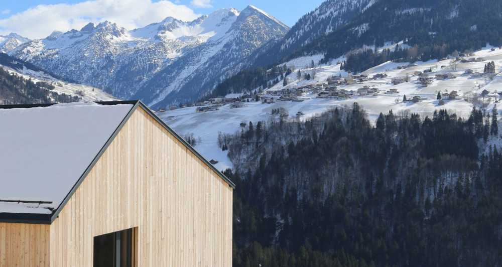 Casa enclavada en una pendiente pronunciada. Impresionantes vistas del paisaje austriaco