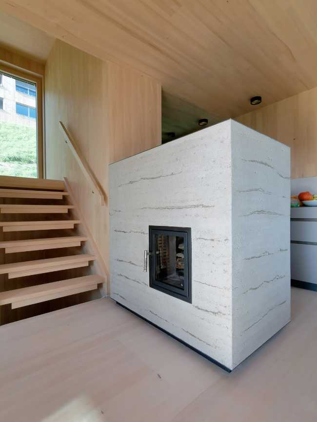 Casa enclavada en una pendiente pronunciada. Impresionantes vistas del paisaje austriaco