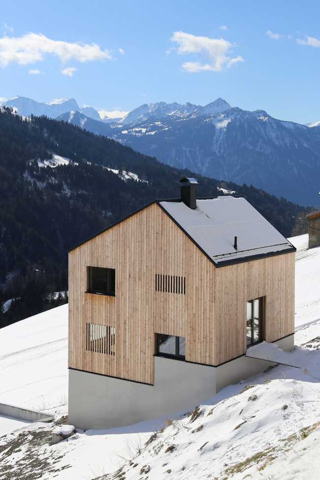Casa enclavada en una pendiente pronunciada. Impresionantes vistas del paisaje austriaco
