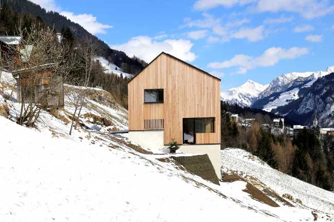 Casa enclavada en una pendiente pronunciada. Impresionantes vistas del paisaje austriaco