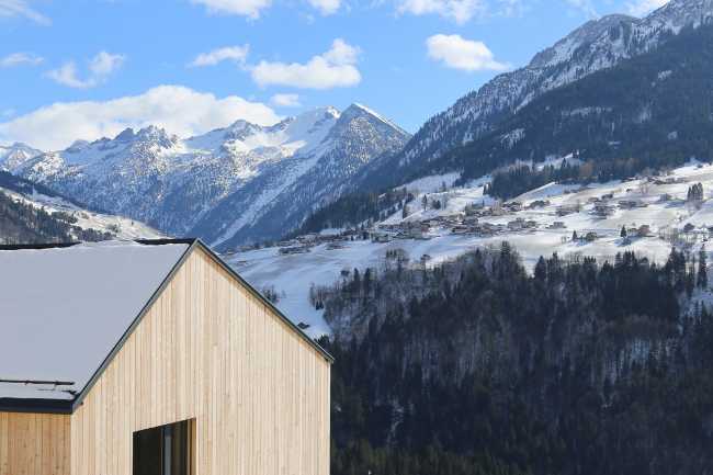 Casa enclavada en una pendiente pronunciada. Impresionantes vistas del paisaje austriaco