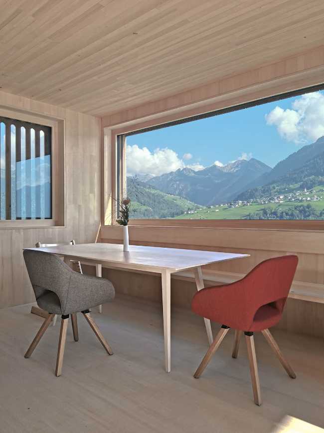 Casa enclavada en una pendiente pronunciada. Impresionantes vistas del paisaje austriaco