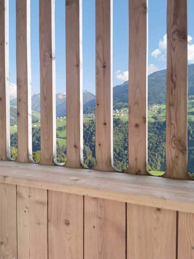 Casa enclavada en una pendiente pronunciada. Impresionantes vistas del paisaje austriaco