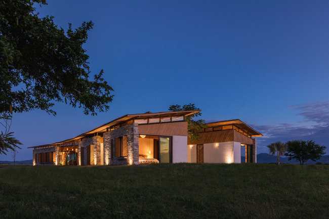 Housing in Mexico. Solar position, wind and trees as guidelines for the project