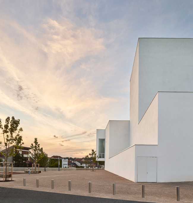 The theatre as a metamorphic protagonist of the spectacle. Art as a social challenge in a land of mines