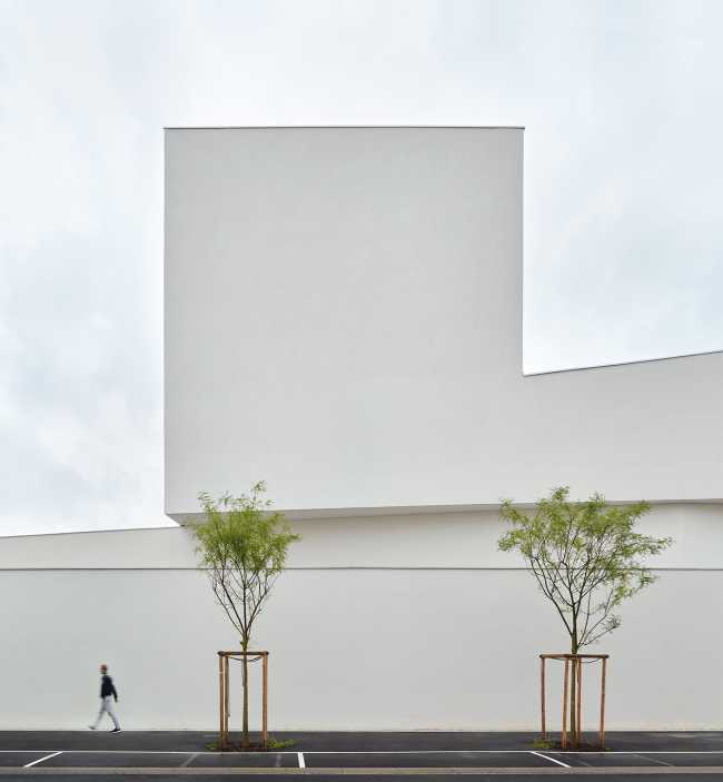 The theatre as a metamorphic protagonist of the spectacle. Art as a social challenge in a land of mines