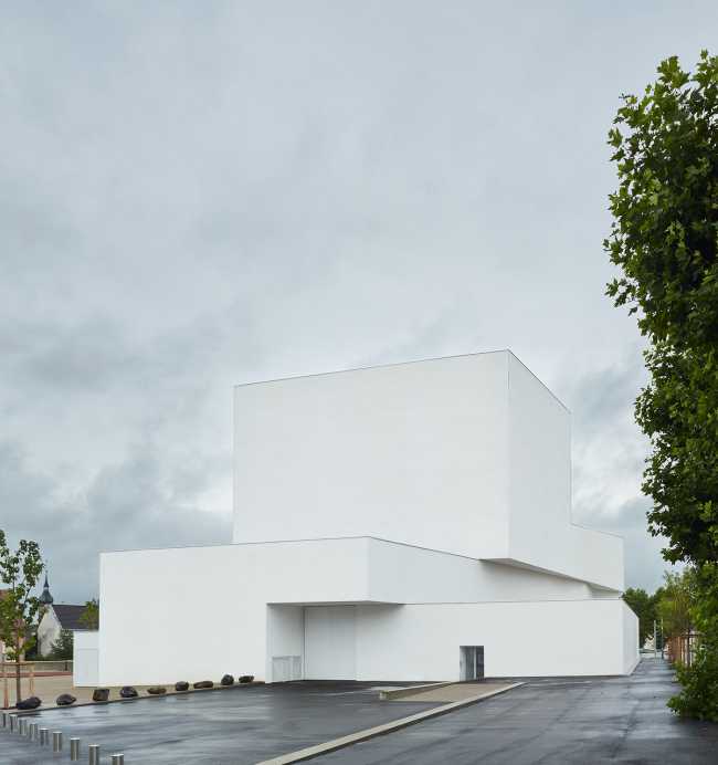 The theatre as a metamorphic protagonist of the spectacle. Art as a social challenge in a land of mines