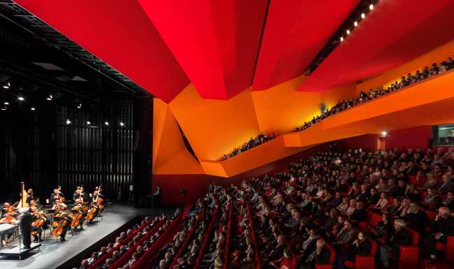 The theatre as a metamorphic protagonist of the spectacle. Art as a social challenge in a land of mines