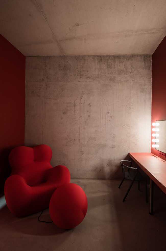 The theatre as a metamorphic protagonist of the spectacle. Art as a social challenge in a land of mines