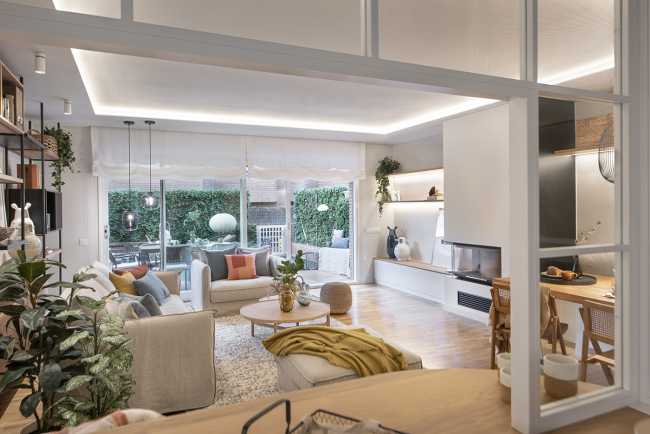 Elogio del “paesaggio interno”. Finestre e balconi aperti sugli spazi abitativi