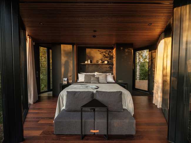 Petit hôtel en bordure d'un marais. Des bouleaux entourent la chambre d'hôtel