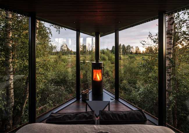 Petit hôtel en bordure d'un marais. Des bouleaux entourent la chambre d'hôtel
