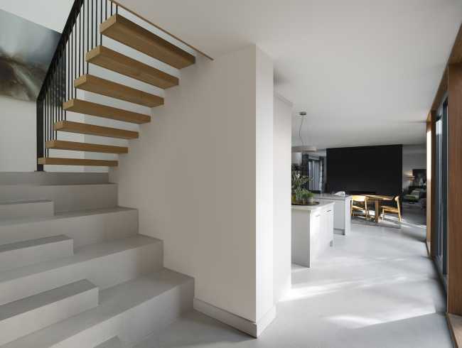 Juego de volúmenes tradicionales de un granero. Formas y paleta de materiales locales