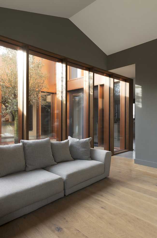 Juego de volúmenes tradicionales de un granero. Formas y paleta de materiales locales