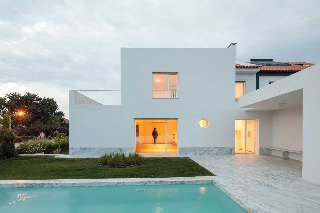 Renovation of a house in Lisbon. From chaotic aesthetics to coherent, minimal architecture