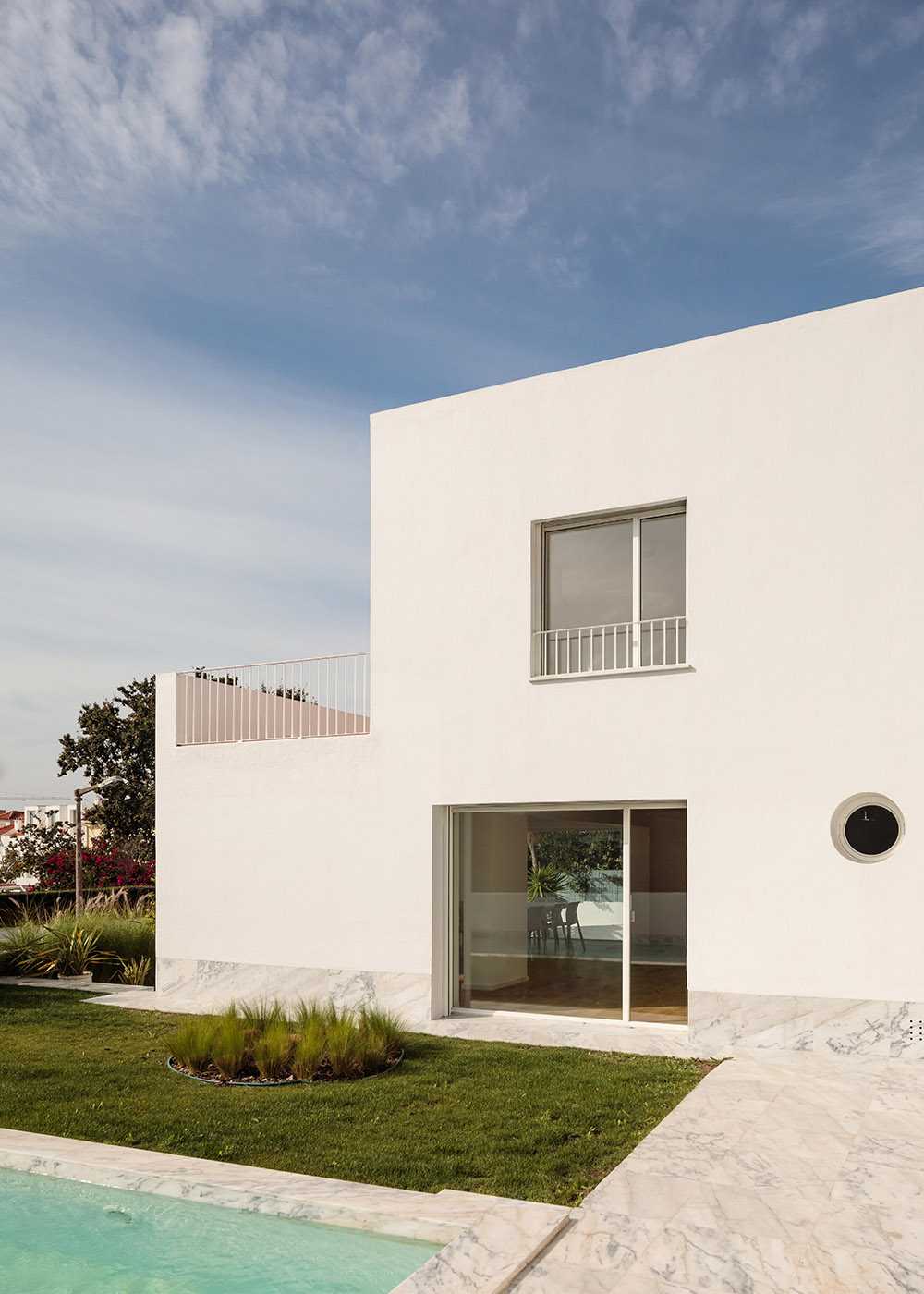 Recupero di una casa a Lisbona. Da un'estetica caotica a un'architettura coerente e minimal