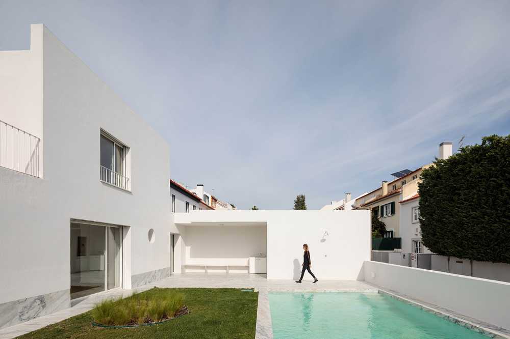 Recupero di una casa a Lisbona. Da un'estetica caotica a un'architettura coerente e minimal