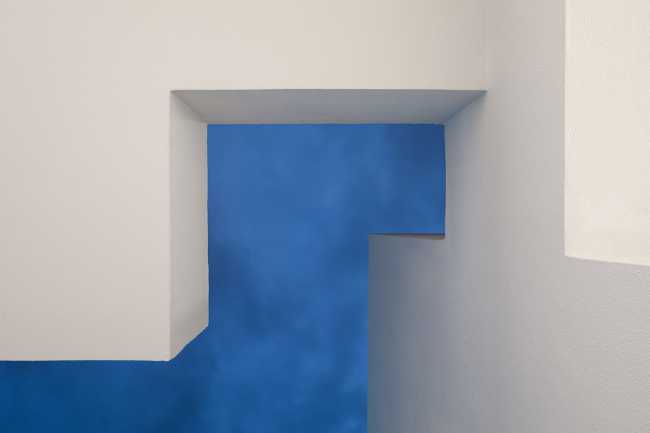 Renovation of a house in Lisbon. From chaotic aesthetics to coherent, minimal architecture