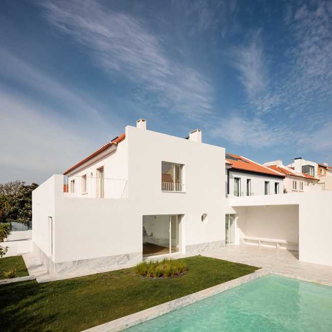 Renovation of a house in Lisbon. From chaotic aesthetics to coherent, minimal architecture