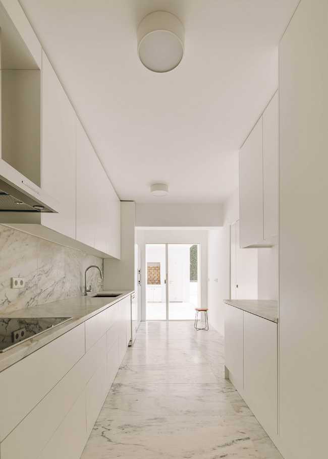 Renovation of a house in Lisbon. From chaotic aesthetics to coherent, minimal architecture