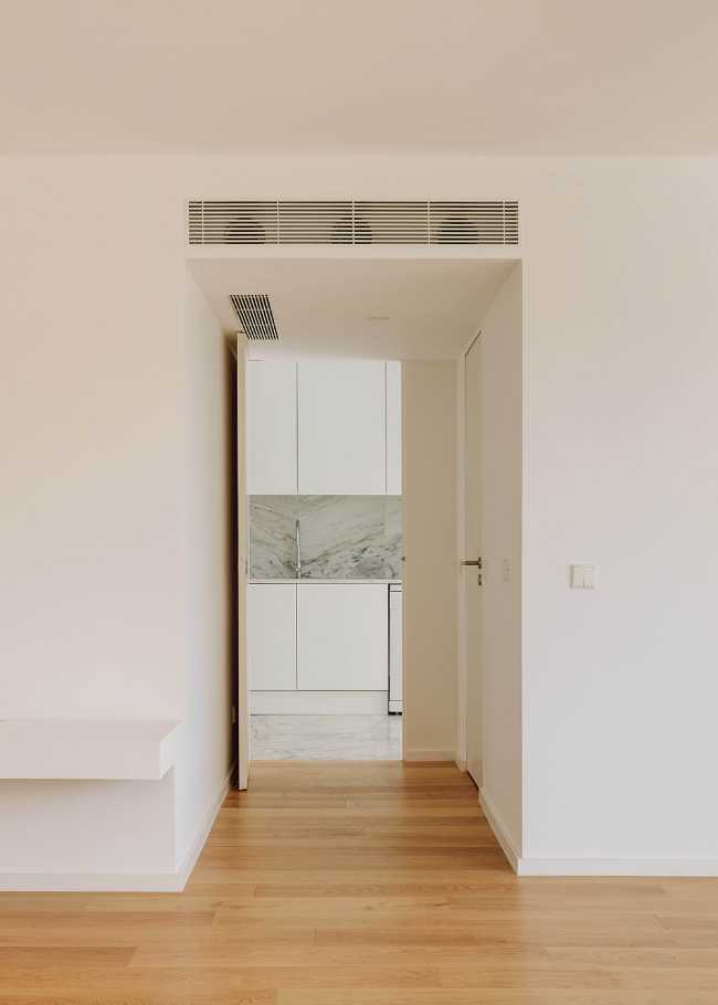 Renovation of a house in Lisbon. From chaotic aesthetics to coherent, minimal architecture