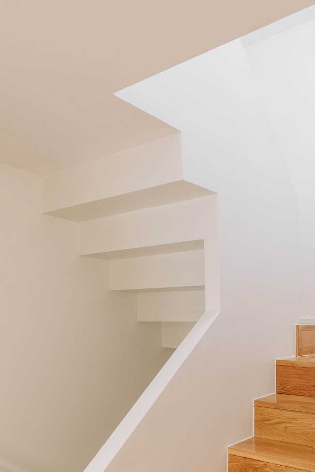 Renovation of a house in Lisbon. From chaotic aesthetics to coherent, minimal architecture